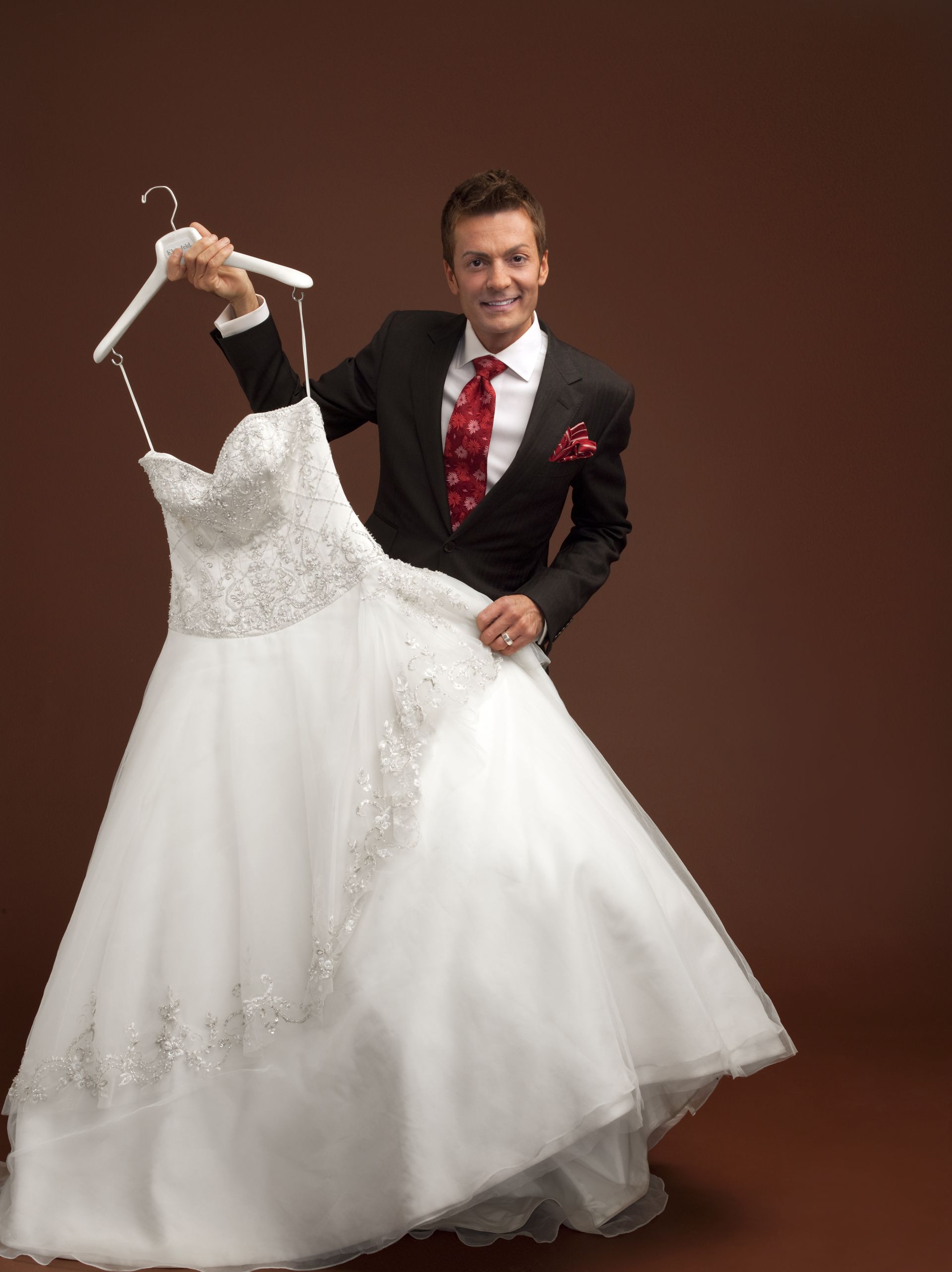 Tasarımcı Randy Fenoli, aynı zamanda programın da sunucusu. Randy yalnızca Kleinfeld Bridal’ın moda direktörü değil aynı zamanda aileler, arkadaşlar ve gelinin arasını bulmakla yükümlü bir diplomat. 