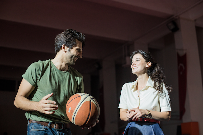 Çocukların birbirine aşık etmek için çabaladığı öğretmenler, hanım hanımcık Burcu Öğretmen ve pek havalı basketbol koçu Kemal.