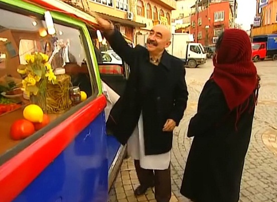 İkinci Bahar’da er meydanına dönen Samatya mahalle meydanı.