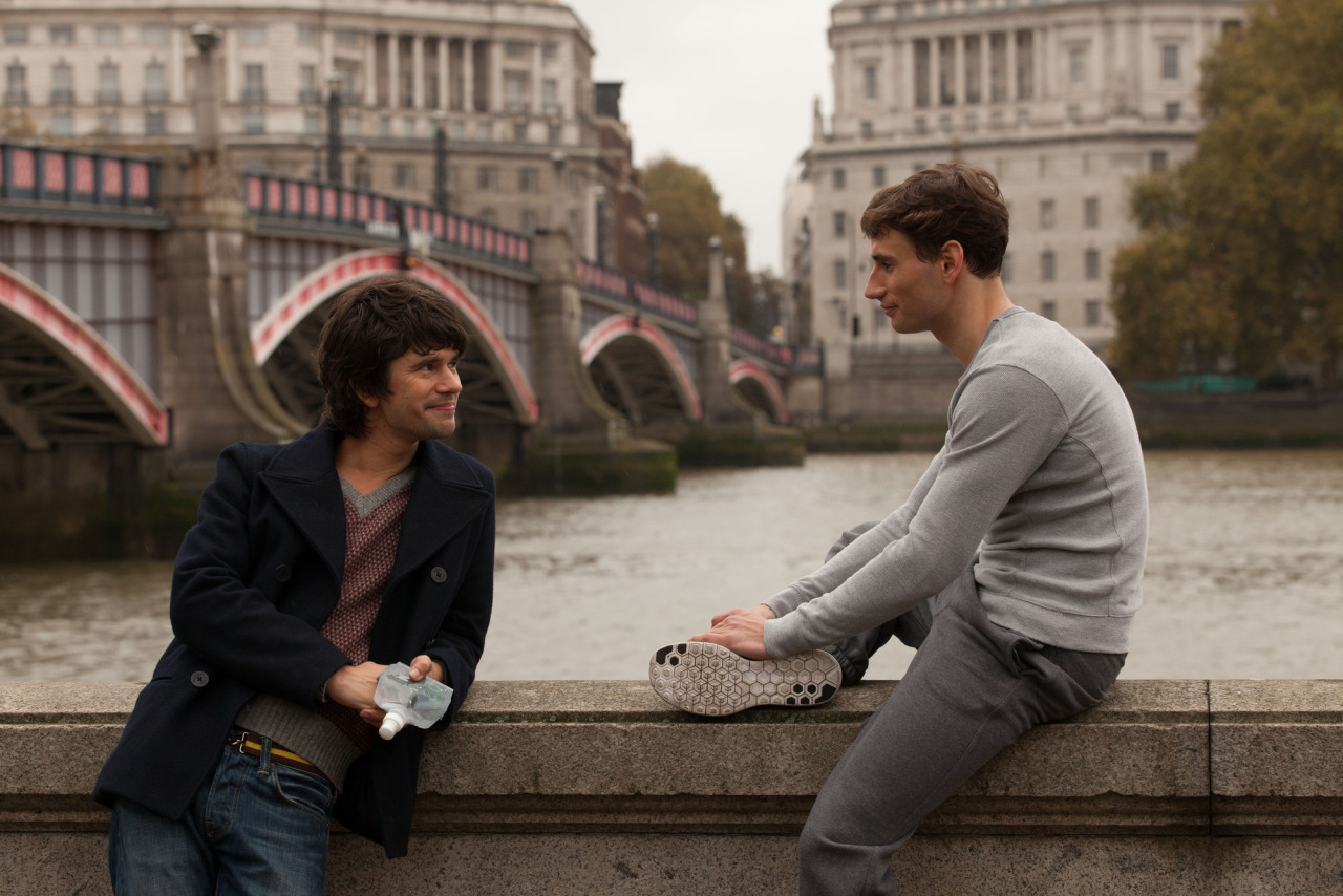 En son James Bond’un Spectre’ında izlediğimiz Ben Whishaw (solda) Danny’yi, Edward Holcroft ise geç bulup çabuk kaybettiği aşkı Alex’i canlandırıyor.