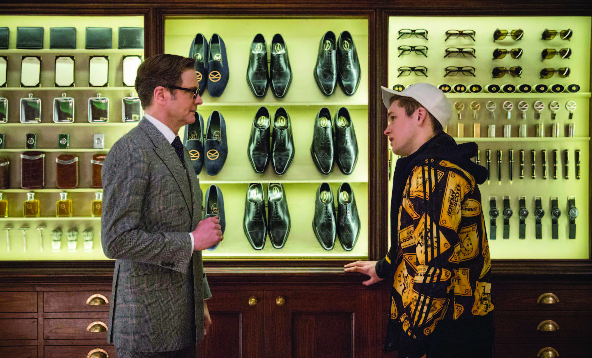 Colin Firth ve Taron Egerton, Savile Row’daki terzi dükkanında.