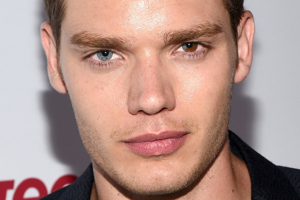 Dominic Sherwood, dizideki adı ile Jace.